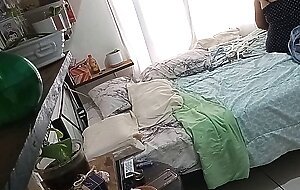 Milf madurita haciendo limpieza en su cuarto 1