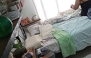 Milf madurita haciendo limpieza en su cuarto 1