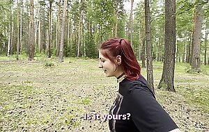 Jeg gik vild i den store skov. En fremmed gav en sky pige i munden! beder om hjælp!