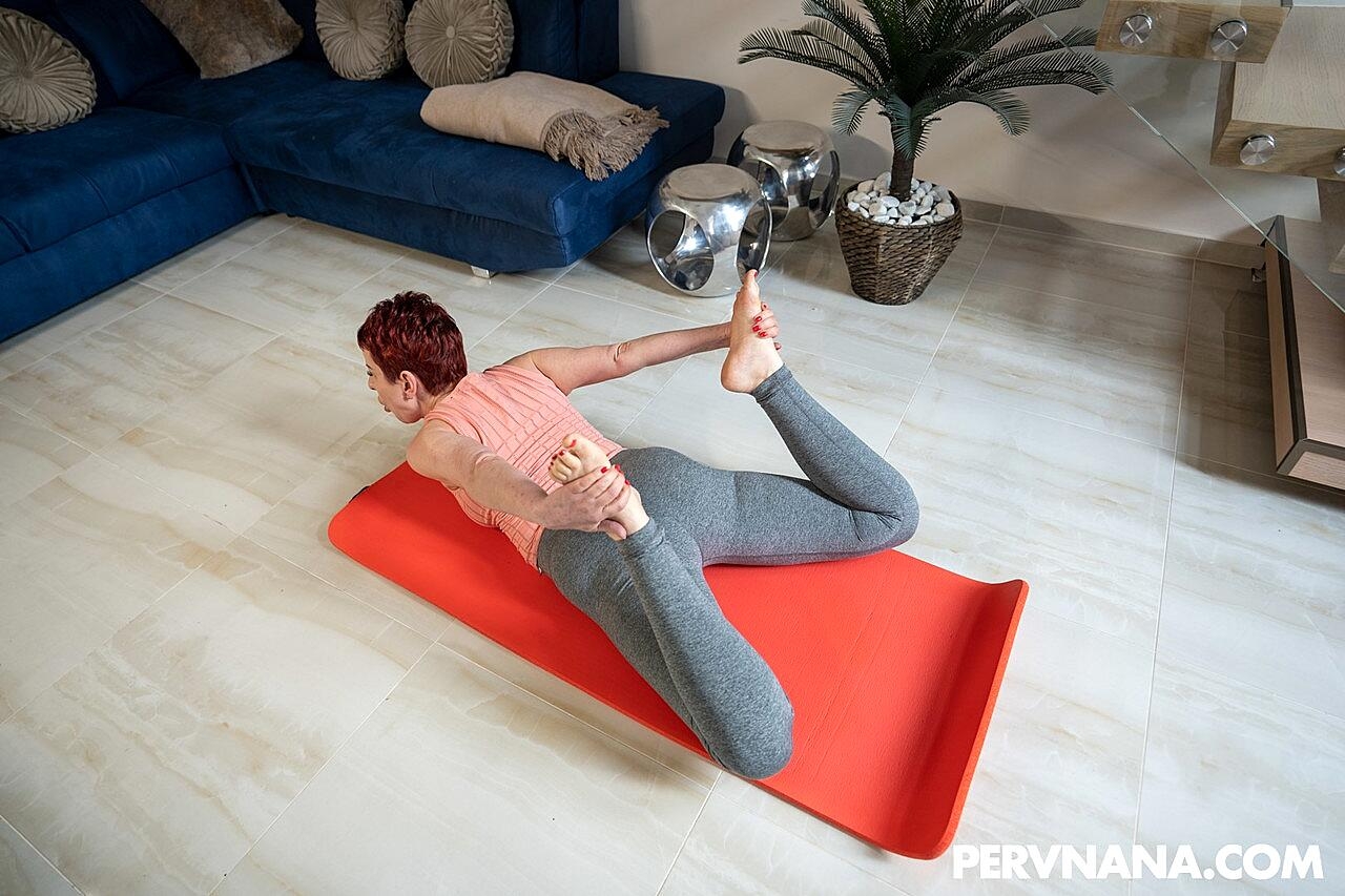 Redhead In A Black Dress Lisa Pinelli Displays Her Jugge While Riding A Dick Curvy, Mom, Pov, Short-Hair, Yoga