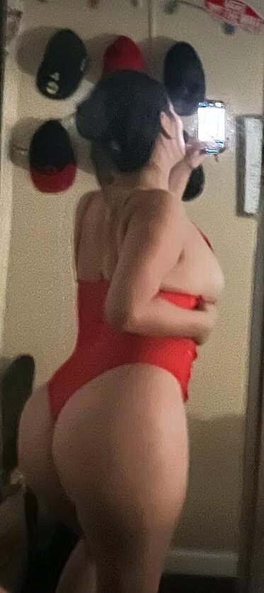 Hot Amateur Shemale Nini Bandz Teases With Her Curves In A Solo Shemale