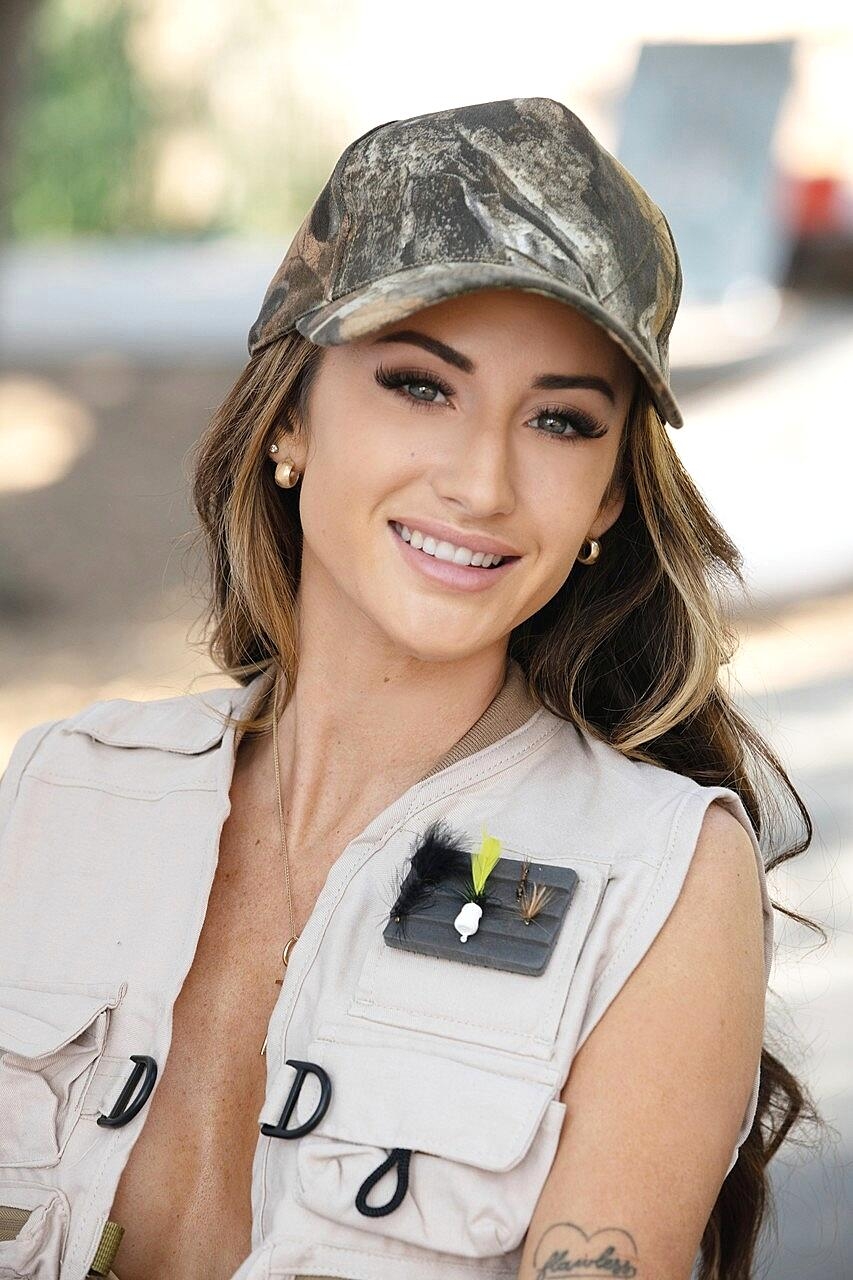 Beautiful girl Hanna Carter exposes her perfect ass while fly fishing